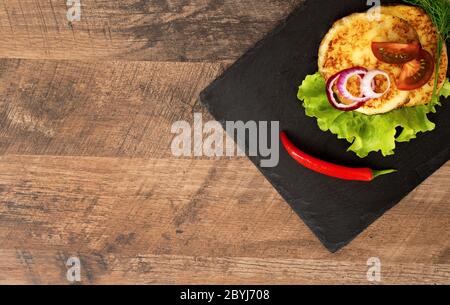 Fromage grillé avec légumes sur l'assiette. Banque D'Images