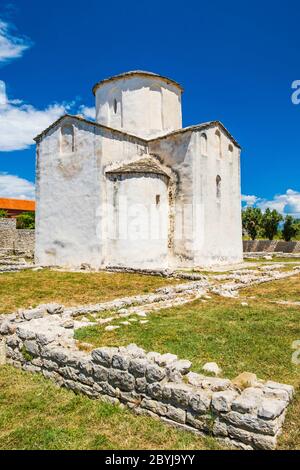 Croatie, église médiévale de Sainte-Croix et site archéologique dans la ville de Nin en Dalmatie, destination touristique populaire Banque D'Images