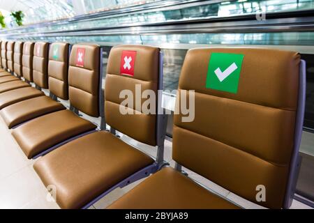 BANGKOK, THAÏLANDE - JUIN 07 2020 : les rangées de sièges vides sont fermées avec des marqueurs sociaux de distance au terminal de l'aéroport international Suvarnabhumi Banque D'Images