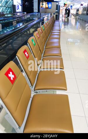 BANGKOK, THAÏLANDE - JUIN 07 2020 : les rangées de sièges vides sont fermées avec des marqueurs sociaux de distance au terminal de l'aéroport international Suvarnabhumi Banque D'Images