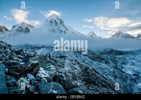 Népal. Island Peak Trek. Pas le meilleur temps pour la randonnée. A la tempête en direction de Pumori en route vers Gorak Shep et Everest Basecamp Banque D'Images