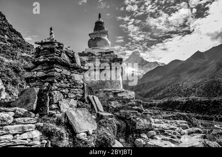 Népal. Island Peak Trek. Chorten bouddhiste avec Mani prière mur de pierre avec le sommet mondialement célèbre d'Ama Dablam dans la distance vue de la piste entre Namche Bazar et Thyangboche Banque D'Images