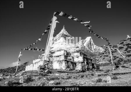 Népal. Island Peak Trek. Au Chorten bouddhiste Stupa au-dessus de la colonie Sherpa de Dingboche avec le formidable pic de Taboche au loin Banque D'Images