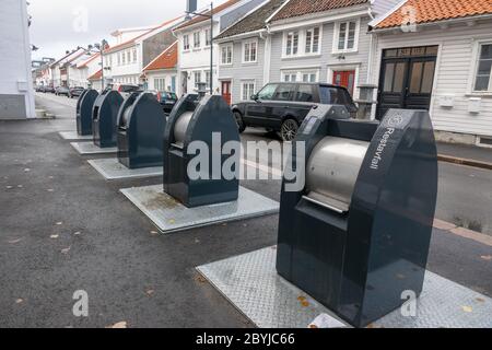 Les poubelles de quartier sur UNE rue résidentielle à Kristiansand Norway Restavfall Banque D'Images