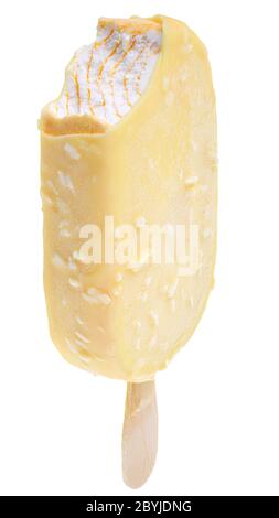 Mordiquer la glace sur un bâton recouvert de chocolat blanc isolé Banque D'Images