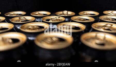 Motif abstrait des boîtes en aluminium ouvertes, vue de dessus. Consommation excessive d'alcool, consommation, alcoolisme ou concept 'être différent' Banque D'Images