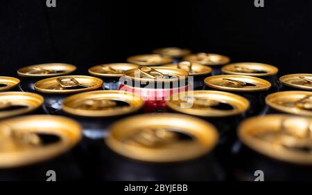 Motif abstrait des boîtes en aluminium ouvertes, vue de dessus. Consommation excessive d'alcool, consommation, alcoolisme ou concept 'être différent' Banque D'Images