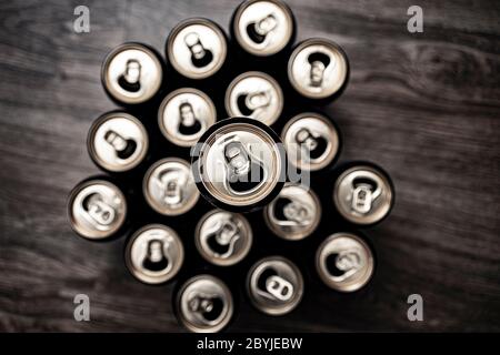 Motif abstrait des boîtes en aluminium ouvertes, vue de dessus. Consommation excessive d'alcool, consommation, alcoolisme ou concept 'être différent' Banque D'Images