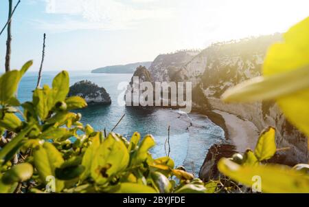 Vue imprenable sur la plage de Diamond Beach baignée par une mer turquoise pendant un beau lever de soleil. Plage vide fermée à Bali, Indonésie. Banque D'Images