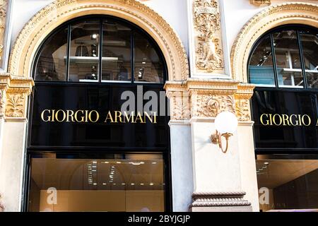 Milan, Italie, 20 décembre 2018 : façade du magasin Louis Vuitton à l'intérieur de la galerie Victor Emmanuel II le plus ancien centre commercial du monde, Milan, Italie Banque D'Images