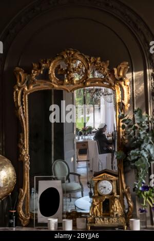 Femme reflétée dans un vieux miroir. Banque D'Images