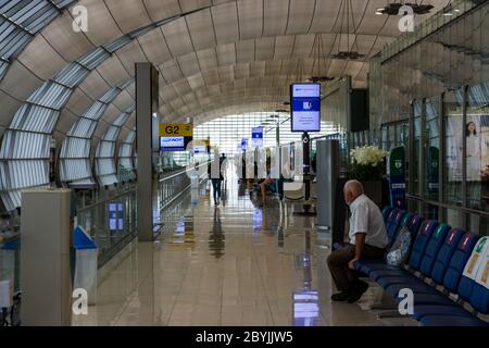 Les passagers de l'aéroport Suvarnabhumi de Bangkok attendent d'embarquer pour un vol à destination de Londres Heathrow. Le vol en question arrive juste avant la quarantaine Banque D'Images