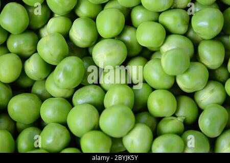 Petits pois frais. Alimentation saine et concept végétarien. Vue de dessus de Green Peas. Banque D'Images