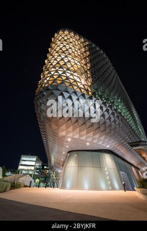 Bâtiment SAHMRI de nuit (Institut de recherche médicale et de santé d'Australie méridionale) - Adélaïde, Australie méridionale Banque D'Images