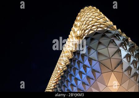 Bâtiment SAHMRI de nuit (Institut de recherche médicale et de santé d'Australie méridionale) - Adélaïde, Australie méridionale Banque D'Images