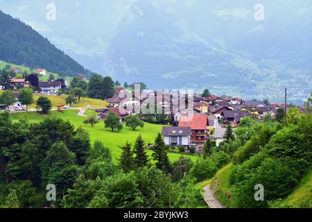 Altdorf, Suisse - 14 juin 2017 : magnifique vue sur les montagnes idylliques des Alpes avec chalets traditionnels dans les prairies alpines verdoyantes d'Uri c Banque D'Images