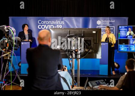 Dans les coulisses de Stormont pendant la pandémie Covid-19, avec la première ministre Arlene Foster (à gauche) et la première ministre adjointe Michelle O'Neill (à droite) à la conférence de presse de l'exécutif d'Irlande du Nord. Banque D'Images