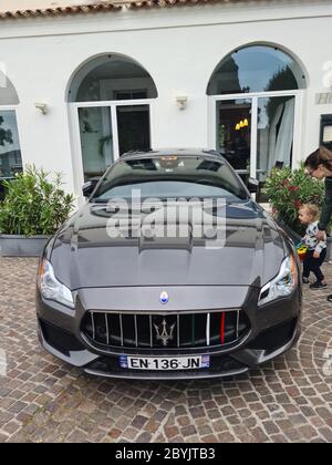 Roquebrune-Cap-Martin, France - 28 mai 2020 : Maserati Quattroporte GranSport voiture de sport garée devant UN hôtel à Roquebrune-Cap-Martin sur la F Banque D'Images
