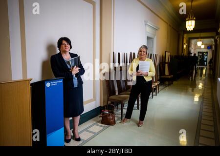 Dans les coulisses de Stormont pendant la pandémie Covid-19, avec la première ministre Arlene Foster (à gauche) et la première ministre adjointe Michelle O'Neill dans le couloir avant la conférence de presse de l'exécutif d'Irlande du Nord. Banque D'Images