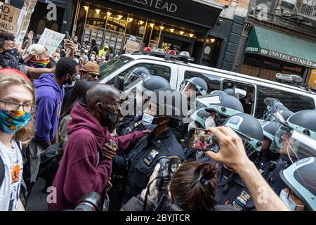 Un protestant de Black Lives Matter parle avec un officier du NYPD lors d'une confrontation à Union Square, Manhattan, New York, le 02 juin 2020. Le meurtre de Geor Banque D'Images