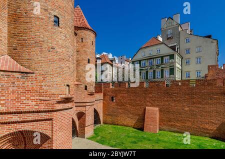 Varsovie, province de Mazovie, Pologne. Partie du barbican médiéval, vie à la vieille ville quartier. Banque D'Images