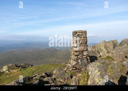 Le Trig Summit sur Harter est tombé avec la vue sur Ulpha MoorToward Green Crag, Lake District, Cumbria, Royaume-Uni Banque D'Images