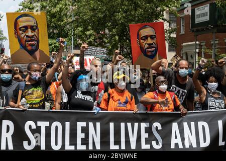 Les manifestants de Black Lives Matter arrivent au Washington Square Park à Manhattan, New York, le 06 juin 2020. Le meurtre de George Floyd a suscité un monde entier Banque D'Images