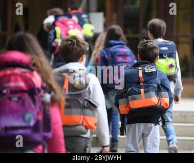 Wiesbaden, Allemagne. 10 juin 2020. Les élèves de la classe 4 de l'école élémentaire Robert Schumann entrent dans l'édifice scolaire. Crédit : Arne Dedert/dpa/Alay Live News Banque D'Images