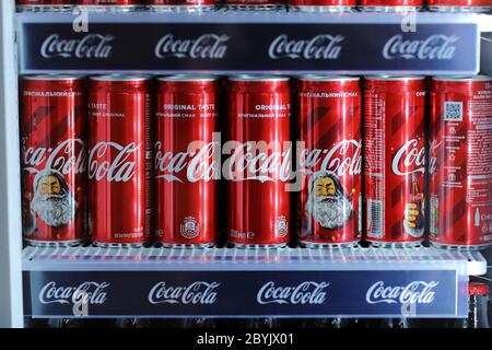 Rivne, Ukraine - 18 février 2020 : bouteilles de Coca Cola dans un mini-réfrigérateur. Banque D'Images