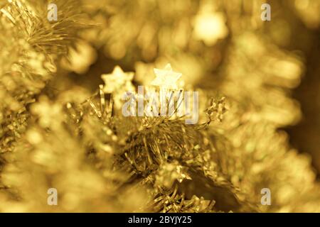 Décoration de Noël - guirlandes or close-up photo Banque D'Images