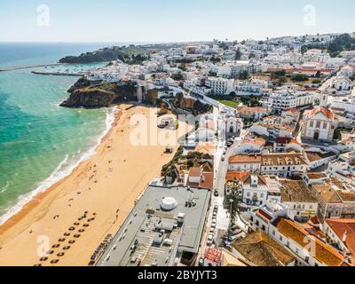 Vue aérienne sur la mer d'Albufeira avec une large plage et une architecture blanche, Algarve, Portugal. Banque D'Images