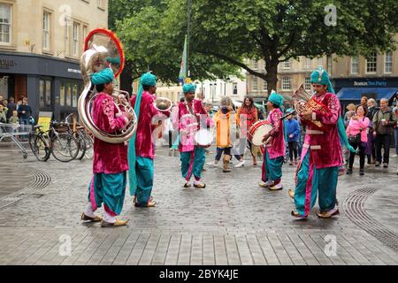 Rajasthan Heritage Brass Band, musiciens indiens costumés divertir les gens sur le festival de la foire de Bedlam, place de Kingsmead, Bath, Angleterre.4 de juin 2017 Banque D'Images