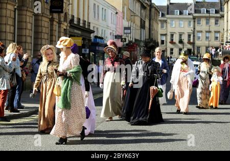 Les gens qui marchent à la Regency ont costumé Promenade, le 200e anniversaire de la mort de Jane Austen à Bath, Angleterre, Royaume-Uni. 09/09/2017 Banque D'Images