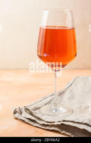 un grand verre clair de vin orange riche. Boisson alcoolisée Banque D'Images