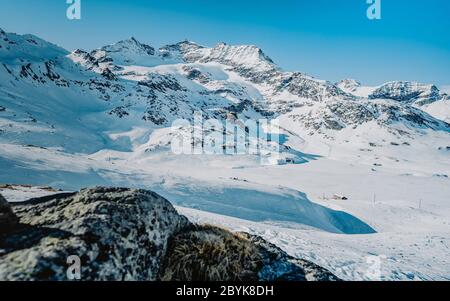 Magnifique paysage d'hiver des Alpes suisses pendant une journée ensoleillée. En hiver, activités de plein air dans les montagnes Banque D'Images