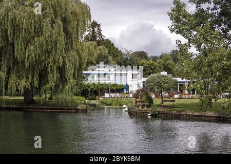 Wargrave, Royaume-Uni - 7 août 2011 : maison de célébrité du magicien Paul Daniels et de la femme Debbie McGee à Wargrave, Berkshire. Les mesures de prévention des inondations ont b Banque D'Images