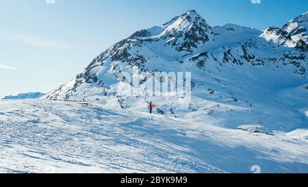 Magnifique paysage d'hiver des Alpes suisses pendant une journée ensoleillée. En hiver, activités de plein air dans les montagnes Banque D'Images