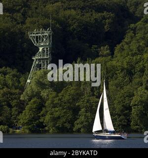 Voilier sur le lac Baldeneysee, Essen, Allemagne Banque D'Images