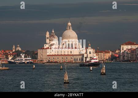 Vue colorée sur la basilique Santa Maria della Salute et le Grand Canal animé au coucher du soleil, Venise, Italie Banque D'Images