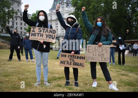 Les gens se rassemblent pour une manifestation Black Lives Matter à Green Park, Londres. Les manifestations ont été déclenchées par la mort de George Floyd, qui a été tué le 25 mai alors qu'il était en garde à vue dans la ville américaine de Minneapolis. Banque D'Images