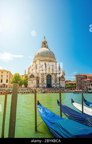 Vue colorée sur la basilique Santa Maria della Salute et le Grand Canal animé au coucher du soleil, Venise, Italie Banque D'Images