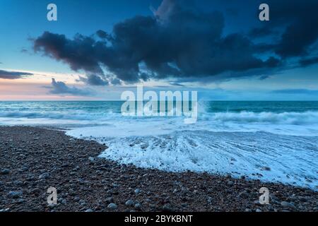 Les vagues de l'océan on Rocky beach Banque D'Images