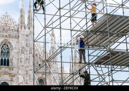 Milan. Italie - 21 mai 2019 : les travailleurs assemble une structure en acier devant la cathédrale de Milan. Italie. Construction de scène pour les performances. Banque D'Images