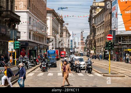 Milan. Italie - 21 mai 2019 : rue à Milan. Via Orefici. Vieille ville. Château de Sforza en arrière-plan. Banque D'Images