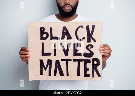 Arrêter la violence. Photo rognée de la peau sombre déçue manifestant africain écriteau communauté contre les citoyens noirs anarchie meurtre de police Banque D'Images