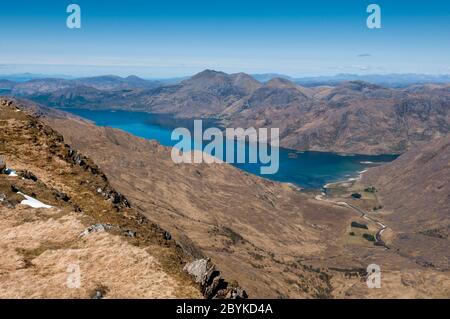 Vues sur Barrisdale, Loch Hourn et Beinn Sgritheall depuis les pentes nord de Luinne Bheinn, Knoydart, Écosse Banque D'Images