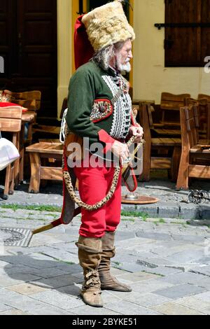 Bratislava, Slovaquie - 21 juillet 2019 : artiste de rue aîné non identifié par une performance dans des costumes traditionnels anciens Banque D'Images