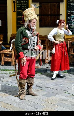 Bratislava, Slovaquie - 21 juillet 2019 : artistes de rue non identifiés par des performances en costumes traditionnels anciens Banque D'Images