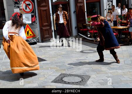 Bratislava, Slovaquie - 21 juillet 2019 : artistes de rue non identifiés par une performance dans des vieux costumes traditionnels qui combattent avec des sabres Banque D'Images