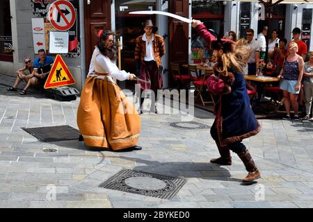 Bratislava, Slovaquie - 21 juillet 2019 : artistes de rue non identifiés par une performance dans des vieux costumes traditionnels qui combattent avec des sabres Banque D'Images